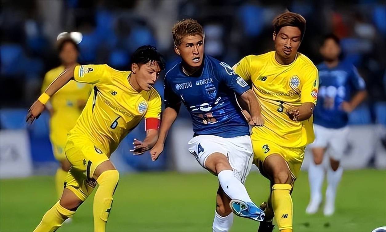 米兰-包含岭东雪豹队鏖战东城暴熊队，冰球邀请赛失利，核心复出即建功。定位球制造杀机的词条